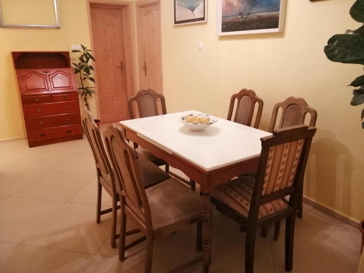 Vizaknai Apartmanhaz Szekesfehervar Ngoại thất bức ảnh